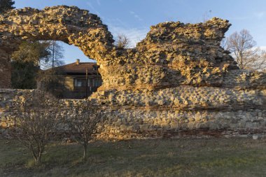 Antik Roma kentinde Diocletianopolis, Hisarya kasabası, Filibe bölgesi, Bulgaristan 'da kale kalıntıları muhteşem günbatımı görünümü