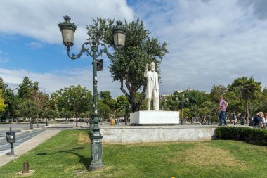Selanik, Yunanistan-30 Eylül 2017: Selanik şehir merkezinde, Eleftherios Venizelos Parkı ve heykeli, Orta Makedonya, Yunanistan