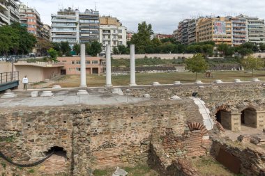 Selanik, Yunanistan-30 Eylül 2017: Selanik şehir merkezinde Roma Forumu Harabeleri Panoraması, Orta Makedonya, Yunanistan