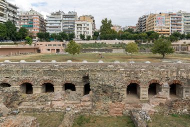 Selanik, Yunanistan-30 Eylül 2017: Selanik şehir merkezinde Roma Forumu Harabeleri Panoraması, Orta Makedonya, Yunanistan