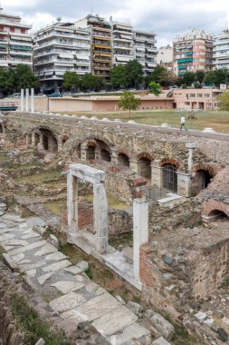 Selanik, Yunanistan-30 Eylül 2017: Selanik şehir merkezinde Roma Forumu Harabeleri Panoraması, Orta Makedonya, Yunanistan