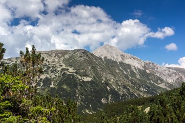 Vihren Peak 'in muhteşem yaz manzarası, Pirin Dağı, Bulgaristan