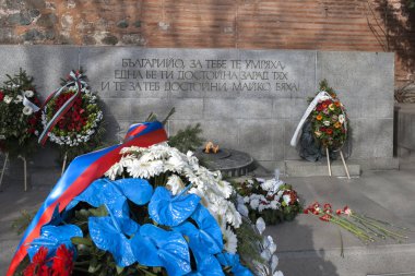 Sofya, Bulgaristan-7 Mart 2019: Sofya 'da antik St. Sophia Kilisesi ve bilinmeyen asker anıtı 'nın muhteşem manzarası, Bulgaristan