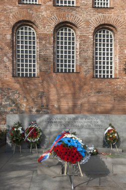 Sofya, Bulgaristan-7 Mart 2019: Sofya 'da antik St. Sophia Kilisesi ve bilinmeyen asker anıtı 'nın muhteşem manzarası, Bulgaristan