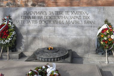 Sofya, Bulgaristan-7 Mart 2019: Sofya 'da antik St. Sophia Kilisesi ve bilinmeyen asker anıtı 'nın muhteşem manzarası, Bulgaristan