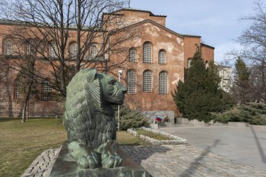 Sofya, Bulgaristan-7 Mart 2019: Sofya 'da antik St. Sophia Kilisesi ve bilinmeyen asker anıtı 'nın muhteşem manzarası, Bulgaristan