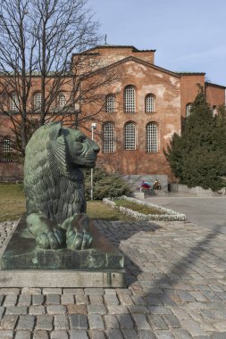 Sofya, Bulgaristan-7 Mart 2019: Sofya 'da antik St. Sophia Kilisesi ve bilinmeyen asker anıtı 'nın muhteşem manzarası, Bulgaristan