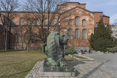 Sofya, Bulgaristan-7 Mart 2019: Sofya 'da antik St. Sophia Kilisesi ve bilinmeyen asker anıtı 'nın muhteşem manzarası, Bulgaristan