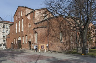 Sofya, Bulgaristan-7 Mart 2019: Sofya 'da antik St. Sophia Kilisesi ve bilinmeyen asker anıtı 'nın muhteşem manzarası, Bulgaristan