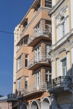 Filibe, Bulgaristan-10 Şubat 2019: Plovdiv şehir merkezi yaya caddesinde eski bina, Bulgaristan