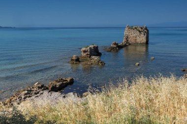 Nea Poteidaia kasabası sahil şeridinde eski kalıntılar, Kassandra, Halkidiki, Orta Makedonya, Yunanistan