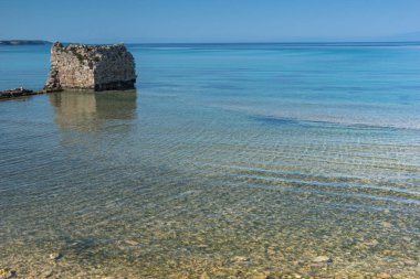 Nea Poteidaia kasabası sahil şeridinde eski kalıntılar, Kassandra, Halkidiki, Orta Makedonya, Yunanistan