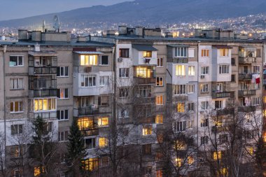 Sofya, Bulgaristan-25 Mart 2019: Sofya, Bulgaristan kentinde komünist dönemde tipik konut binanın günbatımı görünümü