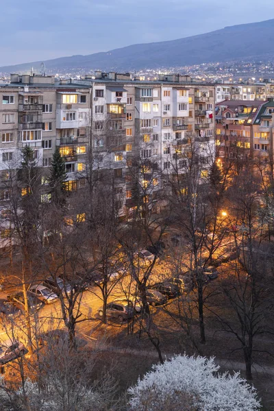 ソフィア ブルガリア 2019 ソフィア市の共産主義時代からの典型的な住居用建物の夕日 — ストック写真