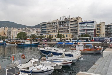 Kavala, Yunanistan - 24 Nisan 2010: Panoramik şehir Kavala, Doğu Makedonya ve Trakya, Yunanistan Sahil Caddesi