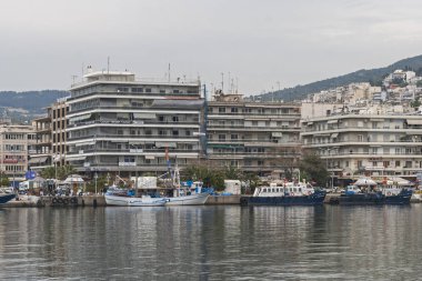Kavala, Yunanistan - 24 Nisan 2010: Panoramik şehir Kavala, Doğu Makedonya ve Trakya, Yunanistan Sahil Caddesi