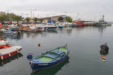 Kavala, Yunanistan - 24 Nisan 2010: Panoramik şehir Kavala, Doğu Makedonya ve Trakya, Yunanistan Sahil Caddesi