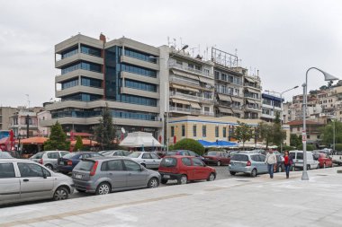 Kavala, Yunanistan - 24 Nisan 2010: Panoramik şehir Kavala, Doğu Makedonya ve Trakya, Yunanistan Sahil Caddesi