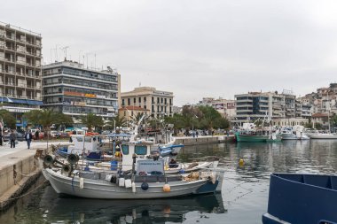 Kavala, Yunanistan - 24 Nisan 2010: Panoramik şehir Kavala, Doğu Makedonya ve Trakya, Yunanistan Sahil Caddesi