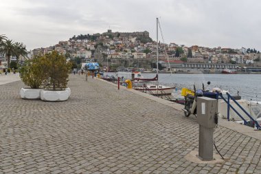 Kavala, Yunanistan - 24 Nisan 2010: Panoramik şehir Kavala, Doğu Makedonya ve Trakya, Yunanistan Sahil Caddesi