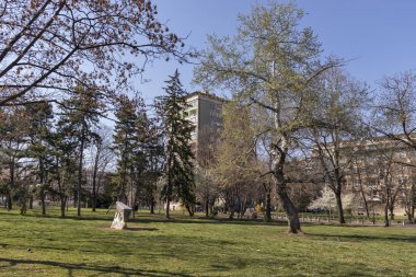 Sofia, Bulgaristan - 27 Mart 2019: Bahar manzara ağaçlar ve bahçeleri, Park Zaimov City, Sofia, Bulgaristan
