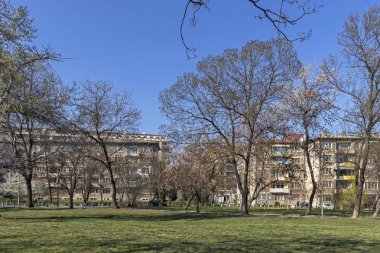 Sofia, Bulgaristan - 27 Mart 2019: Bahar manzara ağaçlar ve bahçeleri, Park Zaimov City, Sofia, Bulgaristan