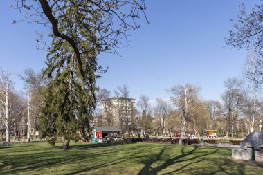 Sofia, Bulgaristan - 27 Mart 2019: Bahar manzara ağaçlar ve bahçeleri, Park Zaimov City, Sofia, Bulgaristan