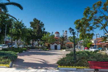 Nea Poteidaia, Yunanistan - 24 Haziran 2014: Yaz görünümü, kasaba, Nea Poteidaia, Kassandra, Chalkidiki, orta Makedonya, Yunanistan