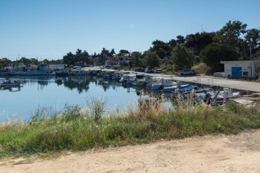 Nea Poteidaia, Yunanistan - 24 Haziran 2014: Yaz görünümü, kasaba, Nea Poteidaia, Kassandra, Chalkidiki, orta Makedonya, Yunanistan