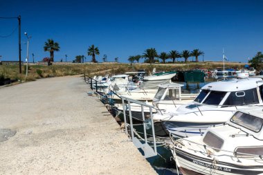 Nea Poteidaia, Yunanistan - 24 Haziran 2014: Yaz görünümü, kasaba, Nea Poteidaia, Kassandra, Chalkidiki, orta Makedonya, Yunanistan