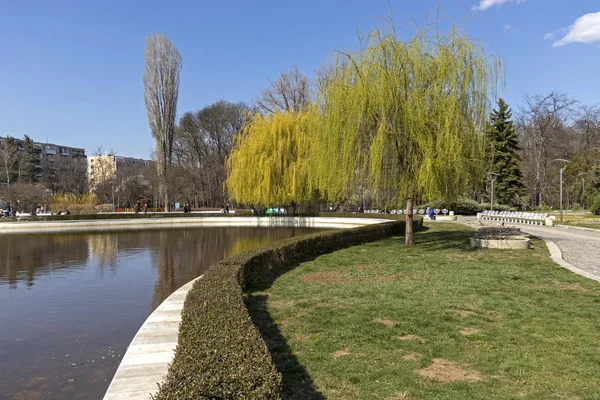 Sofia, Bulgaristan - 27 Mart 2019: Muhteşem bahar manzara South Park şehir Sofya, Bulgaristan