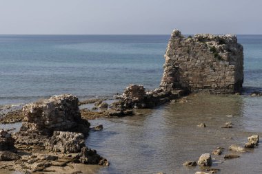 Nea Poteidaia kasabasında denizde antik tahkimat harabeleri, Kassandra, Chalkidiki, Orta Makedonya, Yunanistan