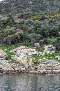 Ammouliani, Yunanistan - 3 Nisan 2015: Kıyı şeridi Ammouliani Adası, Athos, Chalkidiki, orta Makedonya, Yunanistan 