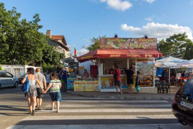 Chernomorets, Bulgaristan-11 Ağustos 2018: tipik Chernomorets köyü Sokağı, Burgaz Bölgesi, Bulgaristan