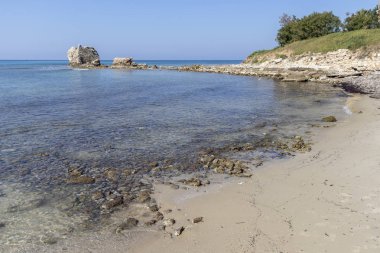 Nea Poteidaia, Yunanistan-31 Mart 2019: Nea Poteidaia kasabasında, Kassandra, Chalkidiki, Orta Makedonya, Yunanistan 'da denizde antik tahkimat Harabeleri