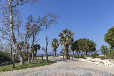 Nea Poteidaia, Yunanistan-Mart 31, 2019: Nea Poteidaia kıyı şeridi, Kassandra, Halkidiki, Orta Makedonya, Yunanistan