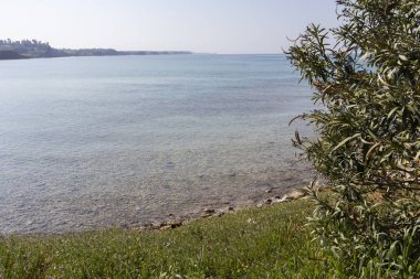 Nea Poteidaia, Yunanistan-Mart 31, 2019: Nea Poteidaia kıyı şeridi, Kassandra, Halkidiki, Orta Makedonya, Yunanistan