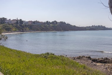 Nea Poteidaia, Yunanistan-Mart 31, 2019: Nea Poteidaia kıyı şeridi, Kassandra, Halkidiki, Orta Makedonya, Yunanistan