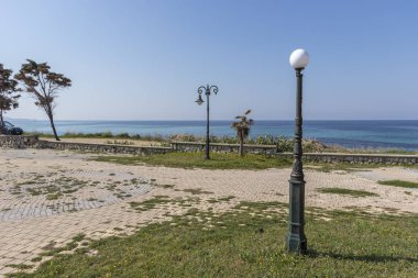 Nea Poteidaia, Yunanistan-Mart 31, 2019: Nea Poteidaia kıyı şeridi, Kassandra, Halkidiki, Orta Makedonya, Yunanistan