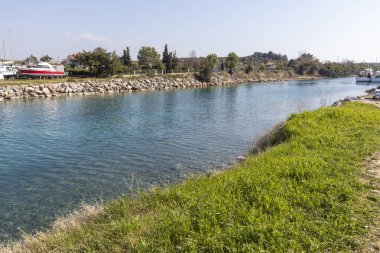 Nea Poteidaia, Yunanistan-31 Mart 2019: Nea Poteidaia kasabasında kanal, Kassandra, Halkidiki, Orta Makedonya, Yunanistan