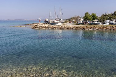 Nea Poteidaia, Yunanistan-31 Mart 2019: Nea Poteidaia kasabasında kanal, Kassandra, Halkidiki, Orta Makedonya, Yunanistan