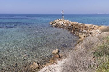 Nea Poteidaia, Yunanistan-Mart 31, 2019: Nea Poteidaia kıyı şeridi, Kassandra, Halkidiki, Orta Makedonya, Yunanistan
