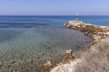 Nea Poteidaia, Yunanistan-Mart 31, 2019: Nea Poteidaia kıyı şeridi, Kassandra, Halkidiki, Orta Makedonya, Yunanistan