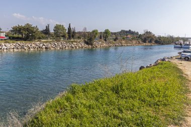 Nea Poteidaia, Yunanistan-Mart 31, 2019: Nea Poteidaia kıyı şeridi, Kassandra, Halkidiki, Orta Makedonya, Yunanistan