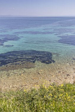 Nea Fokea kasabasının kıyı şeridi, Kassandra, Halkidiki, Orta Makedonya, Yunanistan 'ın muhteşem deniz manzarası