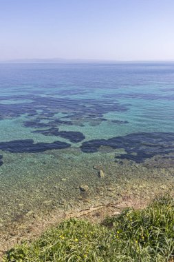 Nea Fokea kasabasının kıyı şeridi, Kassandra, Halkidiki, Orta Makedonya, Yunanistan 'ın muhteşem deniz manzarası