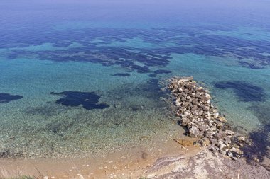 Nea Fokea kasabasının kıyı şeridi, Kassandra, Halkidiki, Orta Makedonya, Yunanistan 'ın muhteşem deniz manzarası
