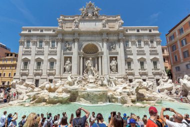 Rome, İtalya - 23 Haziran 2017: İnsanlar Trevi Çeşmesi (Fontana di Trevi) Roma, İtalya ziyaret