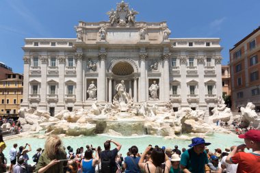 Rome, İtalya - 23 Haziran 2017: İnsanlar Trevi Çeşmesi (Fontana di Trevi) Roma, İtalya ziyaret