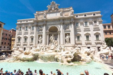 Rome, İtalya - 23 Haziran 2017: İnsanlar Trevi Çeşmesi (Fontana di Trevi) Roma, İtalya ziyaret